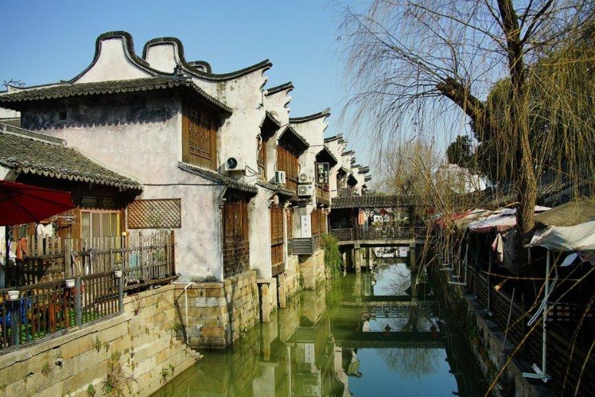 福建龙岩：路面结冰致百余车辆滞留，多部门紧急救援